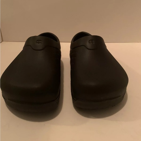 New Unisex Work Shoe For Crews Black Clogs Nonslip Tread Safe M3 W5 - Picture 2 of 7